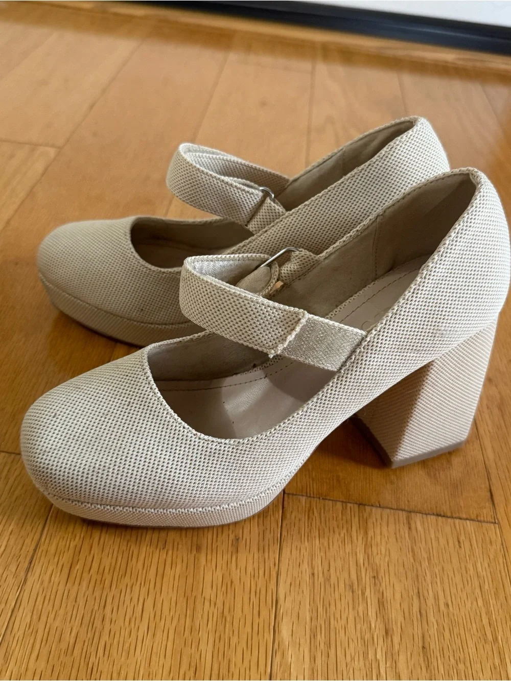 Tan beige fabric Mary Jane shoes platform heels size 6 .